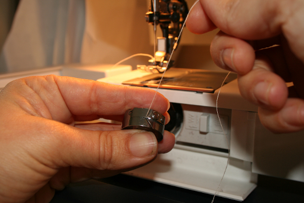 TUTO #1 Débuter avec une machine à coudre : mise en route, bobinage de la  canette et enfilage 