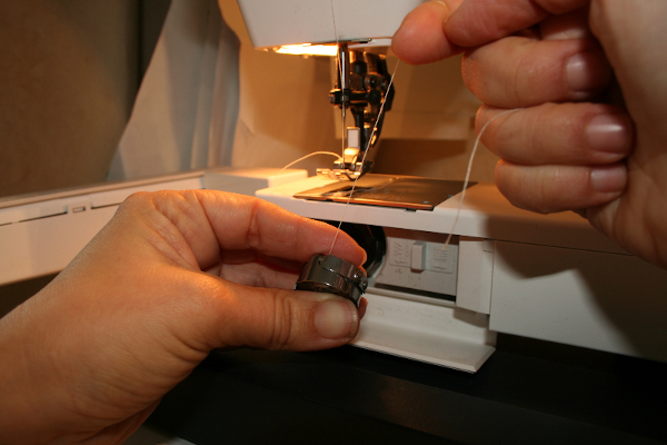 TUTO #1 Débuter avec une machine à coudre : mise en route, bobinage de la  canette et enfilage 